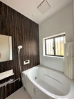 木目調のアクセントパネルとベージュの床が落ち着きのある浴室です。
浴室全体とても綺麗に保たれています。
窓があるので、採光・換気の役に立ちそうです。