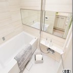 明るい木目調の壁面で明るくリラックスできる浴室♪